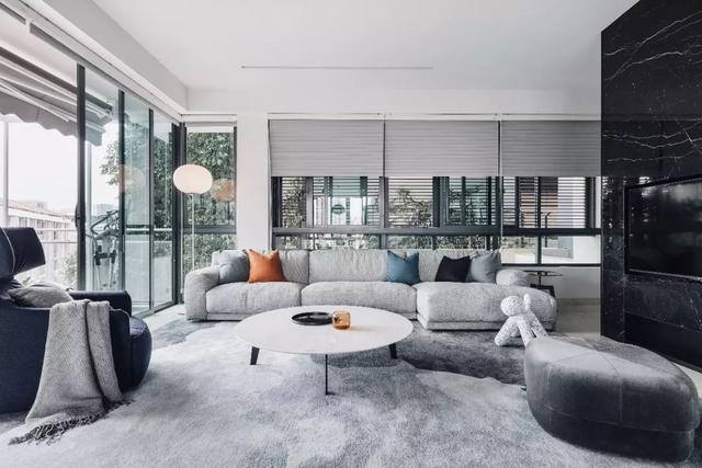 如果将180m² 大宅体现出该有的极致简约