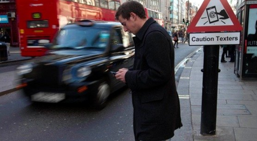 边玩手机边走路，撞人不道歉！红毛怒打新加坡男，结果悲剧了