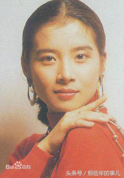 搭档刘德华出道，凭《哑巴新娘》二次爆红，今50岁满头白发