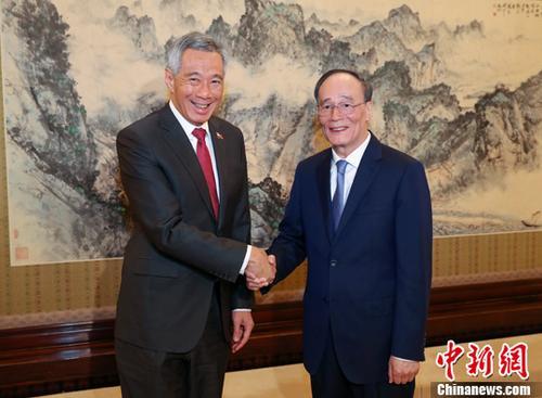 王岐山晤新加坡总理李显龙：中国将坚定不移在更高层次上扩大开放