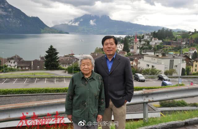 为兑现父亲生前承诺 孝子陪83岁母亲环球旅行