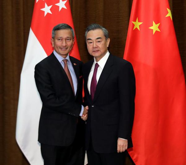 王毅会见新加坡外长维文：中新应携手应对保护主义的抬头