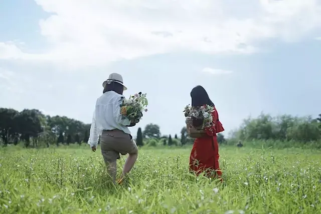 从潇洒小姐到花店主人，这对双胞胎姐妹立志要抱着鲜花周游世界