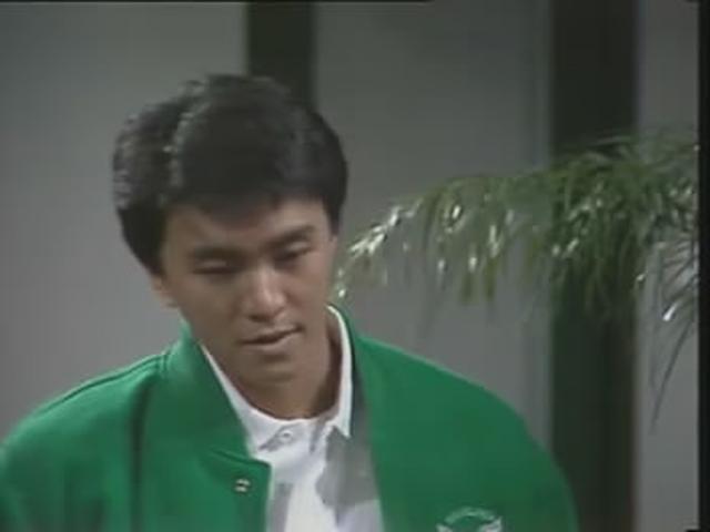 这部电影是周星驰的青春偶像剧，那个死跑龙套的差点走梁朝伟路线