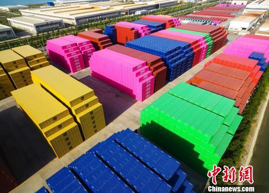 福建漳州港各色集装箱亮相堆场 宛如玩具积木