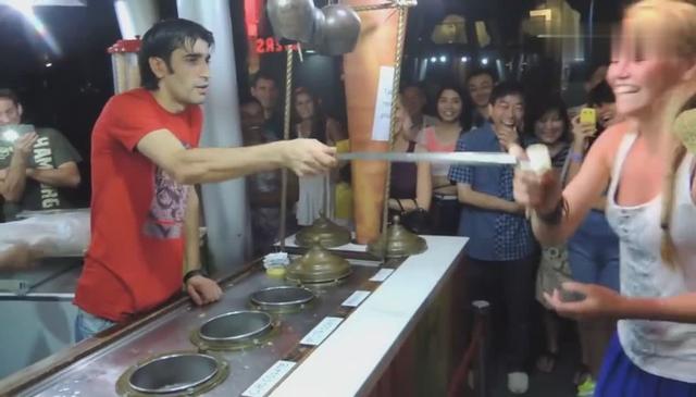 新加坡街头的土耳其冰淇淋，看这样子吃到它可真是太不容易了！