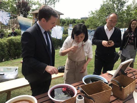 四川中医药走出去 驻蓉外交官体验中医药魅力