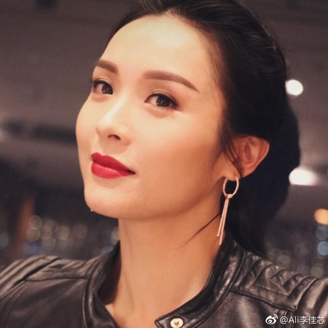 因英文名被大企业相中当香港代言人，取代佘诗曼成tvb新一代小花
