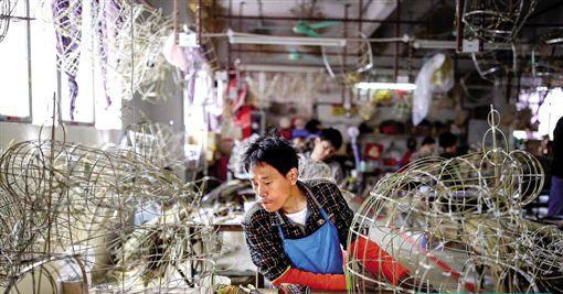狮头扎作传承之路受困 广州手艺人仍在坚持手工生产