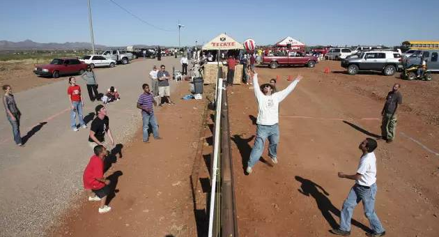 有趣的国界：新加坡马来西亚只有一条线，印巴隔着铁门踢正步