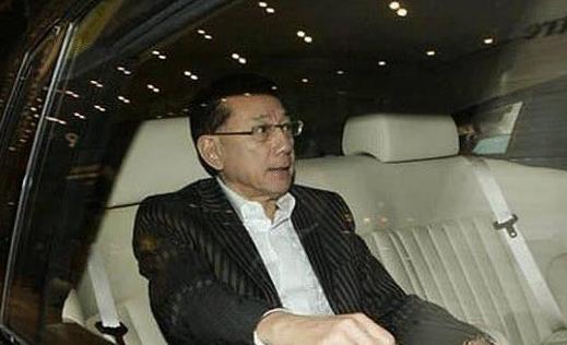 他曾欠银行3.2亿，嘲笑他再也开不起奔驰了，现却开最贵劳斯莱斯