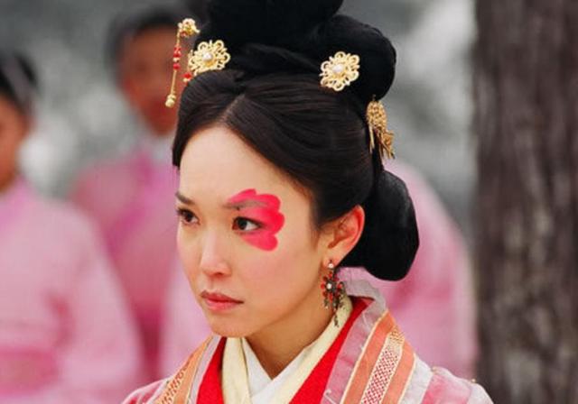 最美小龙女，也是丑女钟无艳，47岁范文芳高叉裙秀美腿容颜依旧