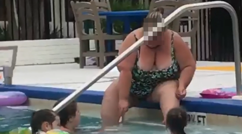 重量级金发妹子在泳池边剃脚毛，还把剃刀放在池中洗！