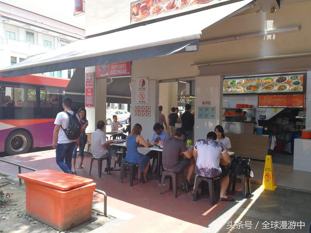 空间利用我服了新加坡，街头饭馆，开到了人行道上！