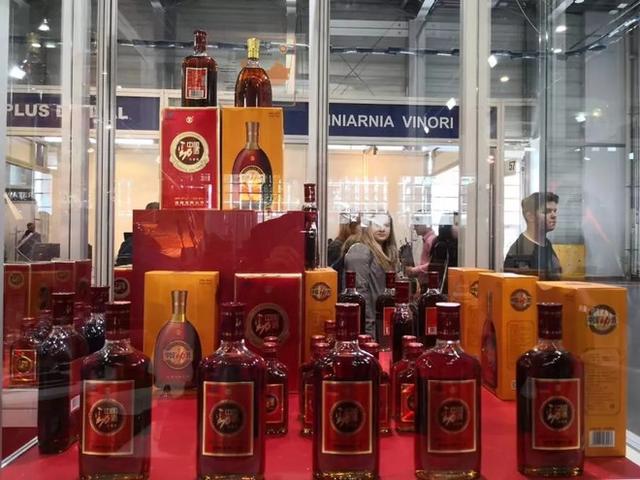 劲牌与名白酒组团出海，歪果仁为何对中国保健酒一见钟情？