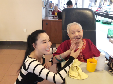 戛纳归来 邢小红低调现身新加坡老人院 与“爸妈”温馨互动