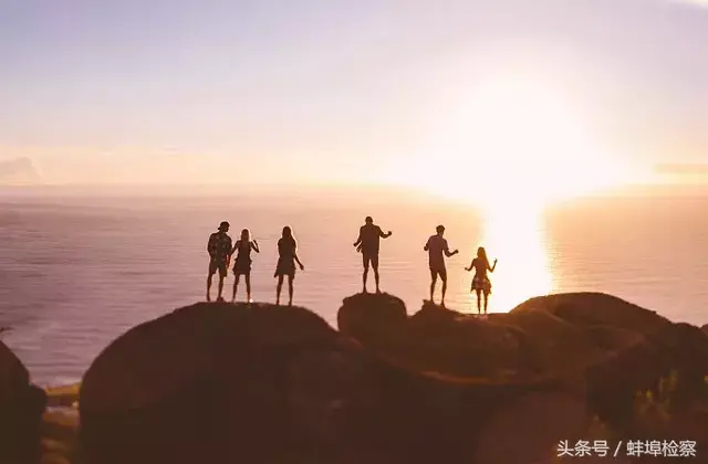 今天，我们不说年龄，只谈青春