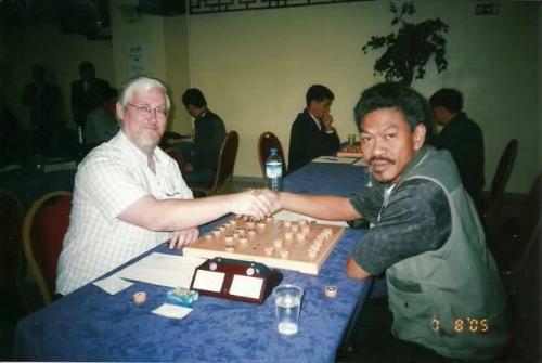马来西亚大叔爱上中国象棋 棋艺精湛勇夺世界大奖