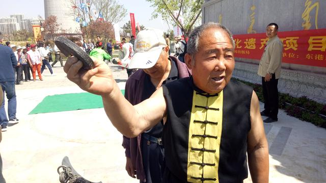 掌劈秤砣就像砍豆腐，曾经28秒劈碎10块，你见过这么厉害老人吗？