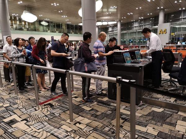 东航新加坡机场站员工连续30小时保障航班运行