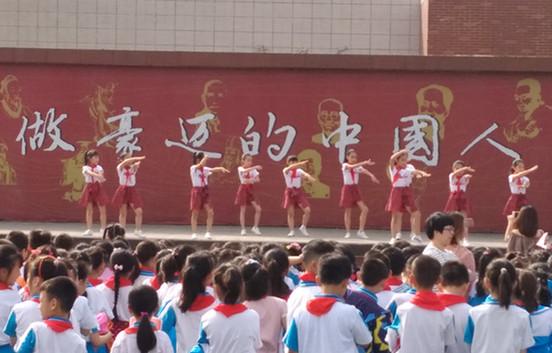 德阳市华山路学校学生 为母亲节献礼