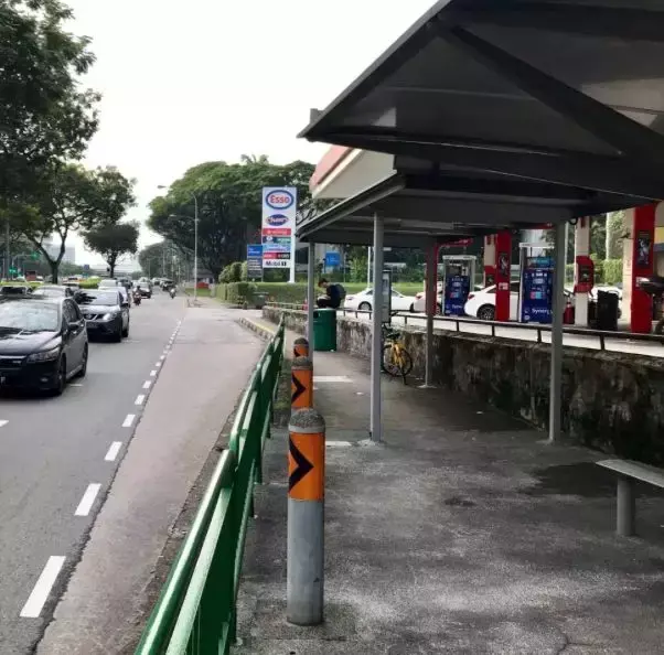 新加坡现最奇葩公车站，想上车先学跳高！