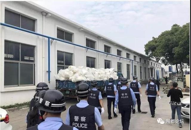 宜兴一老赖身负巨债不还钱 法院强制执行 发现家里奢侈品成堆
