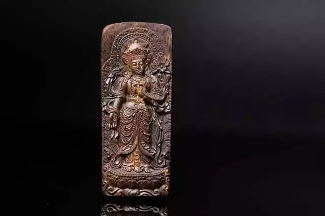 身价上亿的大老板花两百万买了一块奇楠香佛牌，直呼肉疼，但值了
