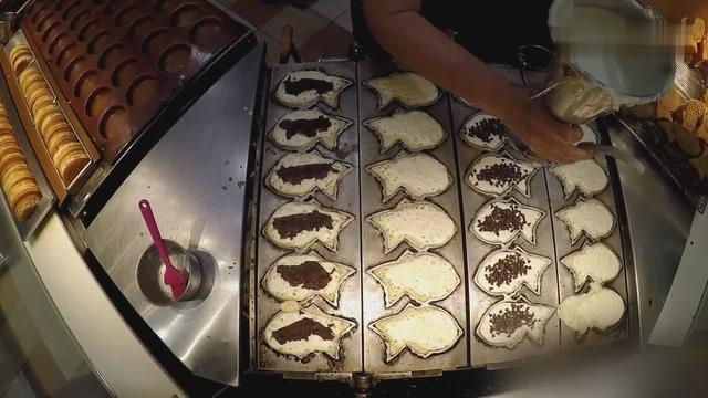 新加坡一家商场内多种口味的鲷鱼烧