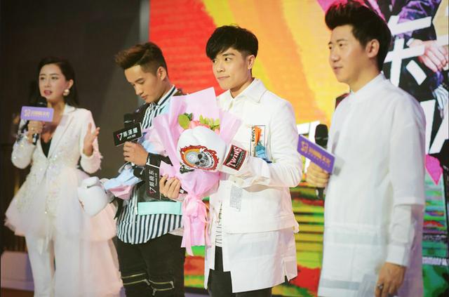 东于哲新歌《黑白说》北京首唱 上演双雄对决的fight show!