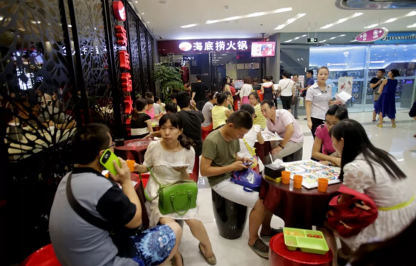 人均95元每月一次，你吃着火锅唱着歌，海底捞年入106亿要上市了