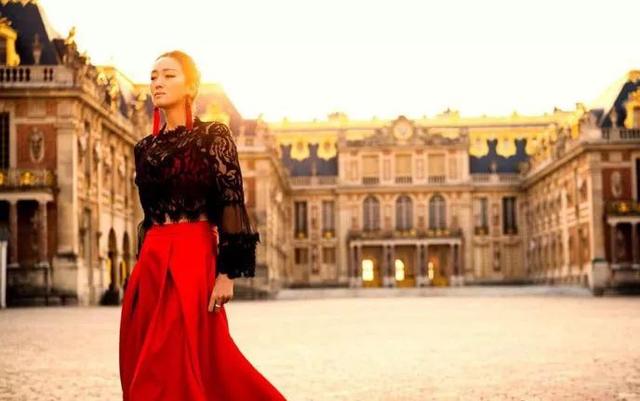 巩俐不愧是中国女演员一姐 即使53岁了这气场还风度翩翩