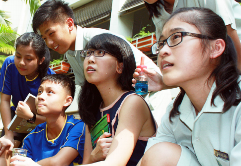 全世界都在帮中小学生“减负”，只有家长不买账，新加坡也不例外