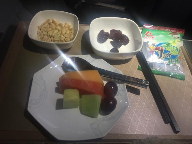 一份飞机餐不够吃？要两份怕被拒 空姐：只要你能吃我愿意一直送