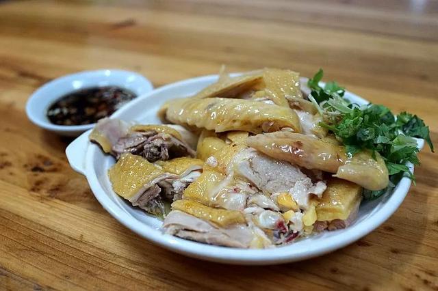 愿意结伴去吃这家城中村黑暗排档的，大概都是真饭搭子