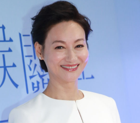 惠英红白裙俏皮甜笑似少女，自曝期待与古天乐合作露迷妹脸