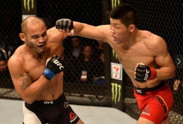 李景亮身披国旗自信迎战日本拳王，网友：比邹市明一龙强多了