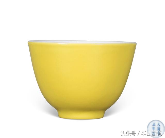 单色釉瓷器的神韵气质洽犹予独爱莲之出淤泥而不染，濯清涟而不妖