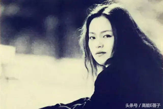 筠子是高晓松和汪峰的旧爱，却在风华正茂时一身红衣结束生命