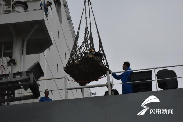 突发！赴外船员途中受伤 威海边检官兵出海“迎”救