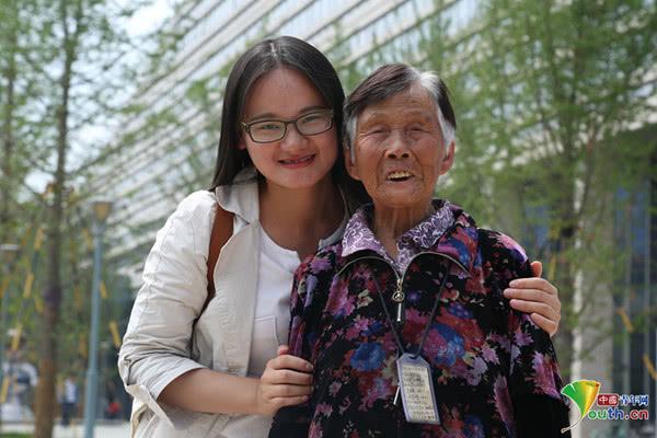 女孩带八十岁养母读研：她陪我长大，我陪她到老