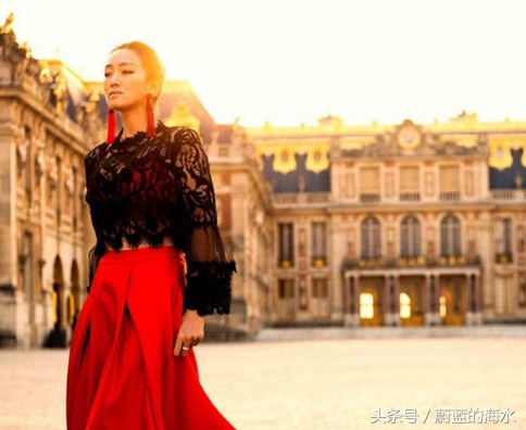 巩俐午后漫步凡尔赛宫，一袭红色长裙颜值依旧能打