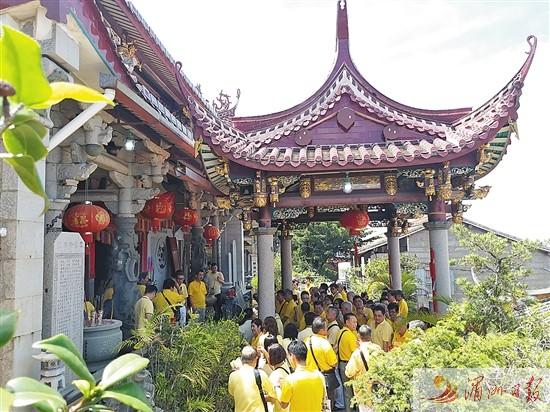 新加坡进香团120人到秀屿青峰岩寺朝拜旅游