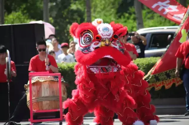 肇庆舞狮团做客黑河，亮相花车巡游赚足中外游客眼球！