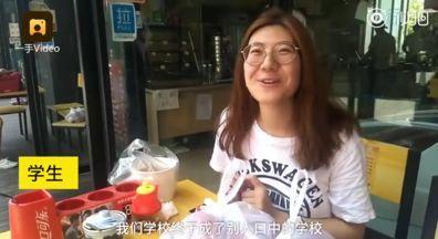 一只让朋友圈浸湿泪水的手！网友：别让咱妈看见