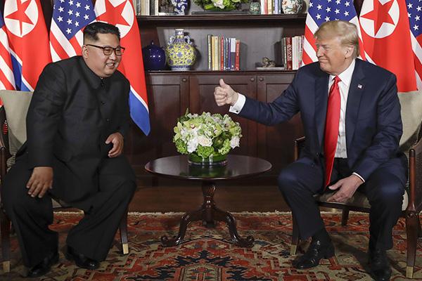 “特金会”历史瞬间：特朗普拍了下金正恩胳膊，竖起大拇指