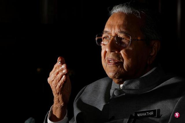 马哈蒂尔：不管我们喜欢与否，都必须与新加坡唇齿相依