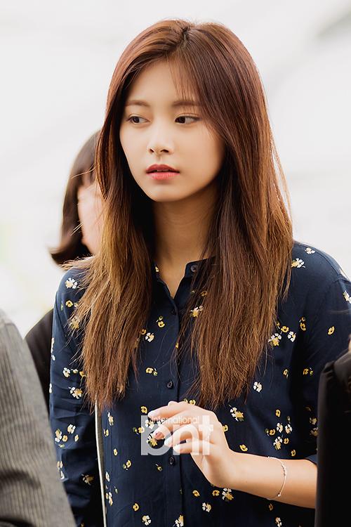 TWICE现身机场 赴新加坡举行演唱会