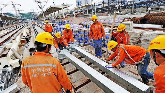 中国西部“高铁大动脉”开建，途径5省15站，有你家乡吗？