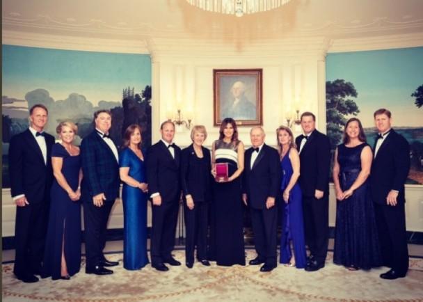 不陪特朗普去新加坡 第一夫人梅拉尼亚“神隐”一月后现身某晚会